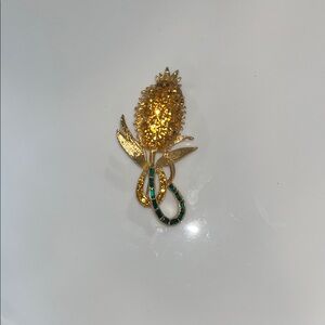 Elegant Gold tone and Green stone vintage Brooch.